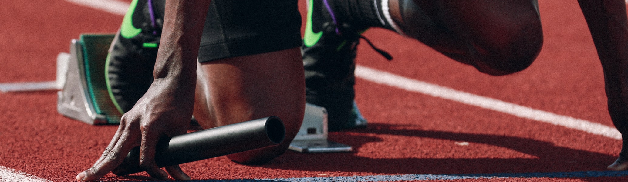 体育场全景，观众坐满看台，中央是绿色足球场